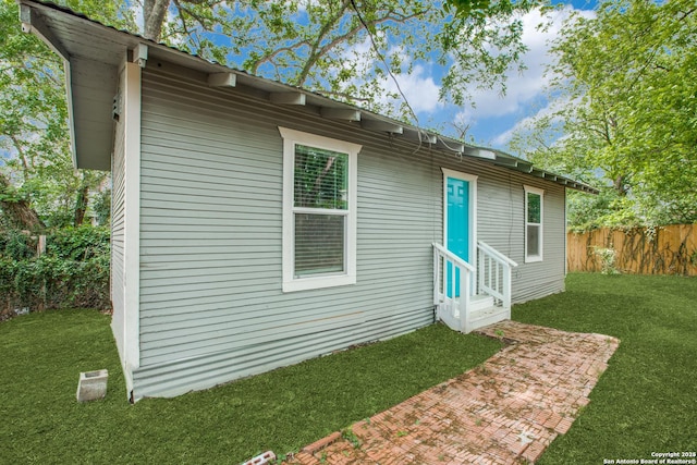 view of front of property with a front lawn