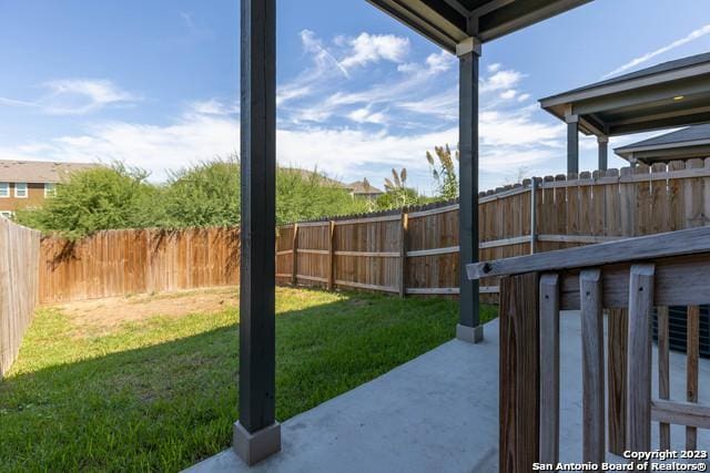 view of yard featuring a patio