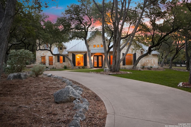 view of front of home featuring a lawn