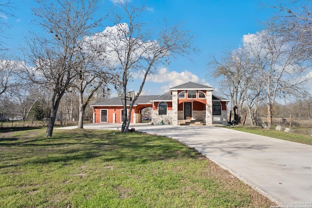 view of front of home featuring a front yard