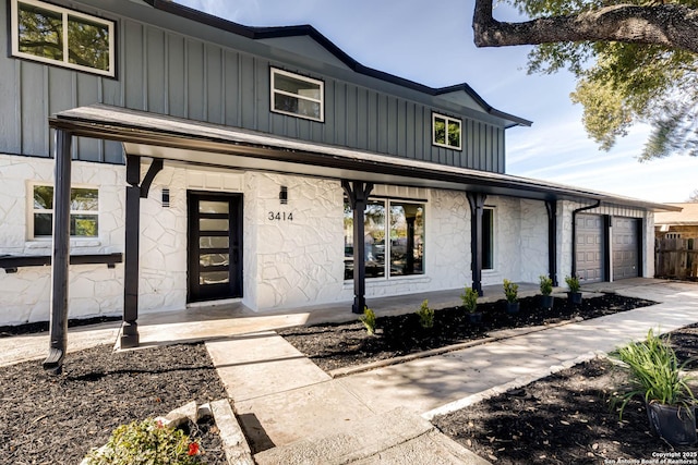 view of front facade featuring a garage