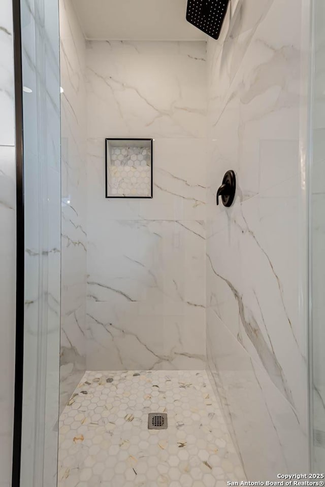 bathroom featuring tiled shower