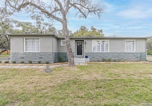 single story home featuring a front yard