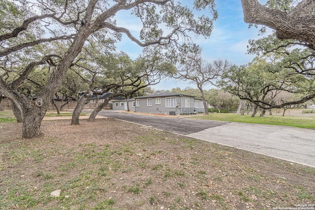 view of front of property featuring a front yard