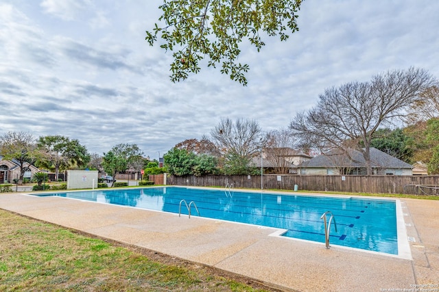 view of swimming pool