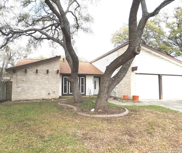 view of front of home featuring a front yard and a garage