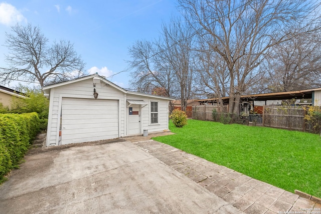 view of front of property featuring an outbuilding, a garage, and a front yard