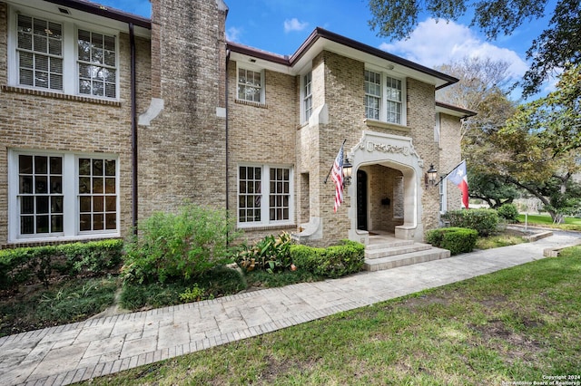 view of front of house with a front yard