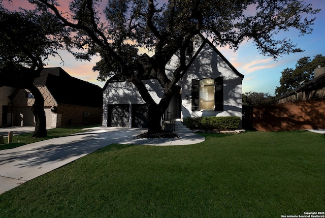 view of front facade featuring a yard