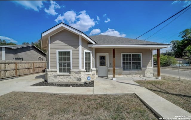 view of front of property with covered porch and a front lawn