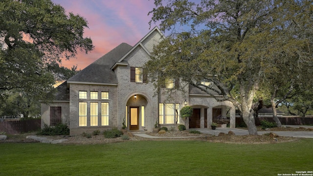 view of front of house featuring a yard