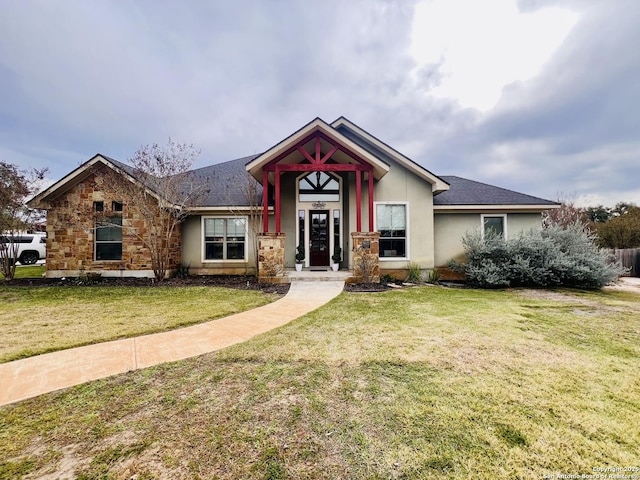 view of front of property featuring a front lawn