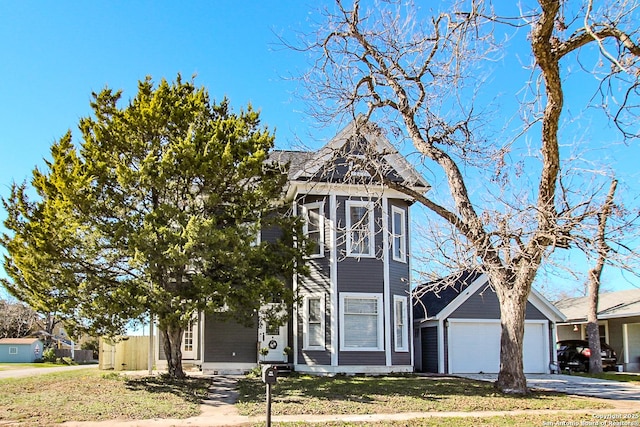 view of front of house featuring a front lawn and a garage