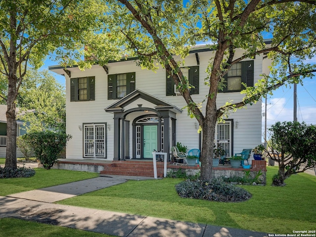 view of front facade with a front yard