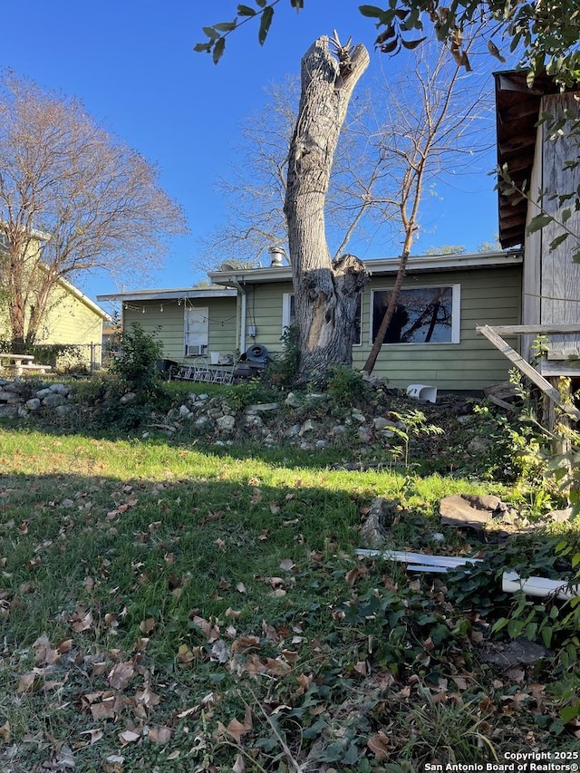 view of front facade with a front yard