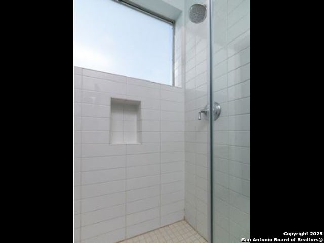 bathroom featuring a tile shower