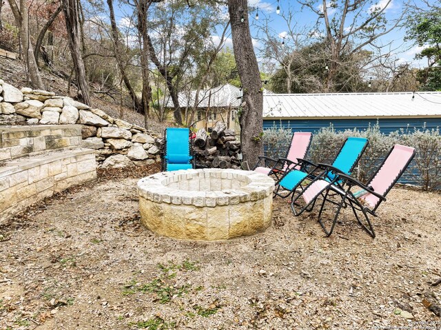 view of yard featuring an outdoor fire pit