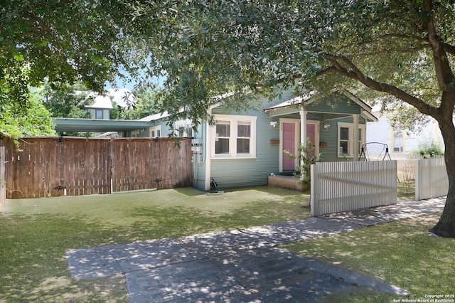 view of front facade featuring a front yard