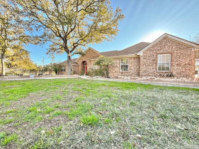 single story home featuring a front yard