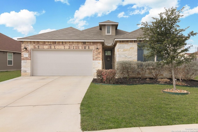 view of front facade featuring a front yard and a garage