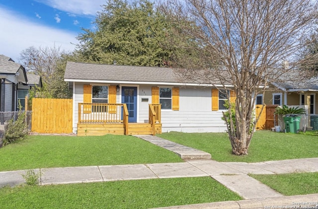 view of front facade featuring a front yard