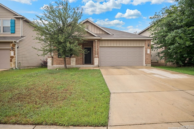 craftsman-style home featuring a front yard