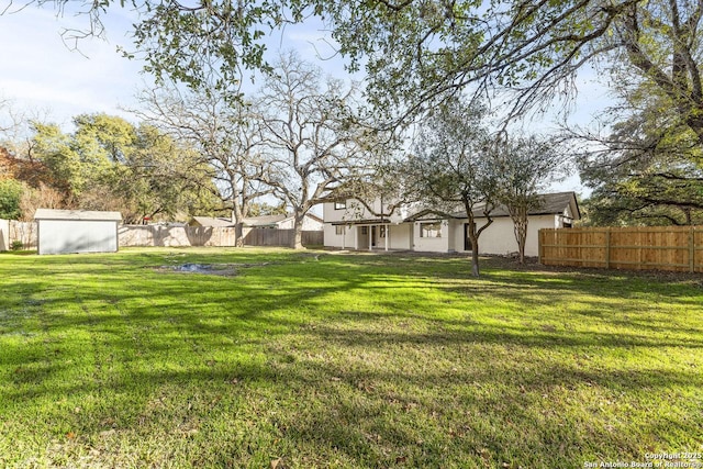 view of yard featuring a storage shed