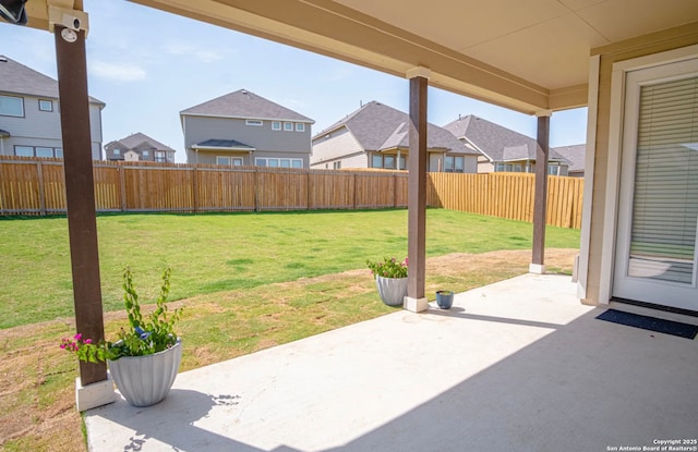 view of yard featuring a patio area