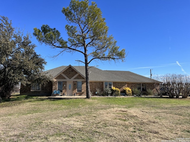 view of front of home featuring a front lawn