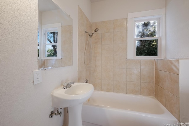 bathroom featuring tiled shower / bath combo