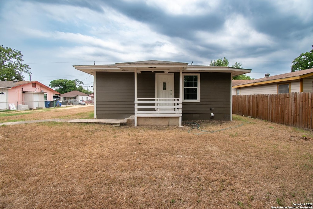 view of front of home featuring a front yard