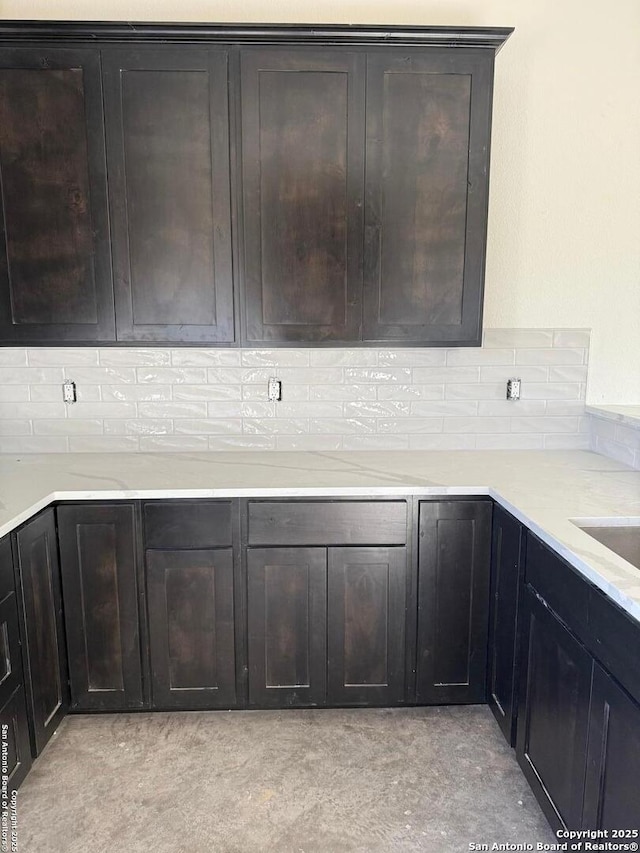 kitchen with decorative backsplash