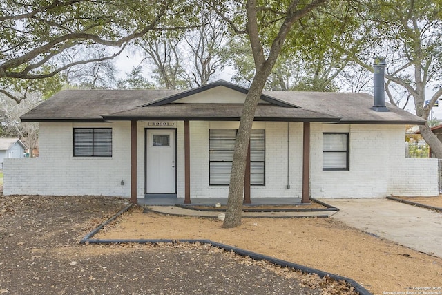 ranch-style home featuring a porch