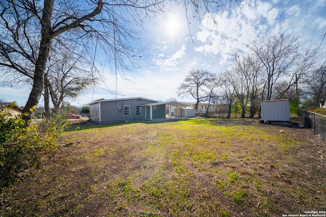 view of yard featuring a shed