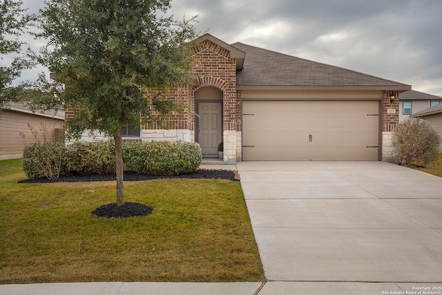 view of front of home featuring a front yard and a garage