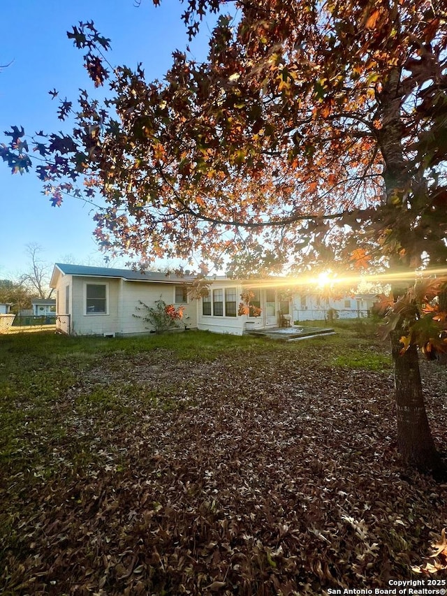 view of front of house featuring a lawn