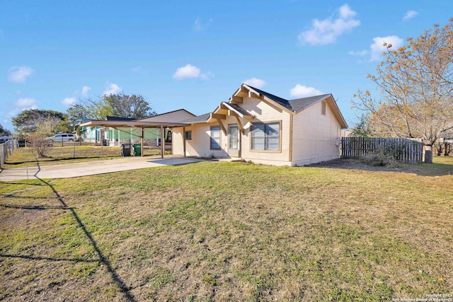 view of front of home featuring a front lawn and a carport