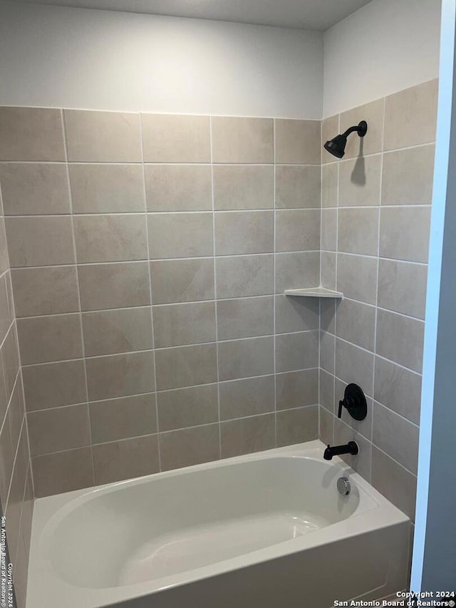 bathroom with tiled shower / bath combo