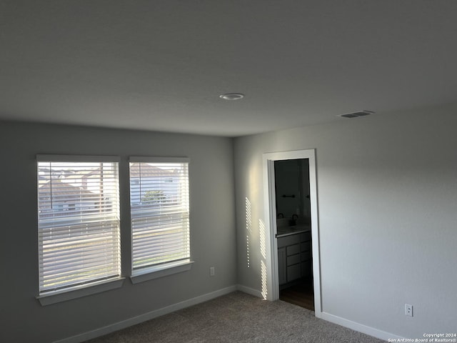 unfurnished bedroom featuring carpet floors