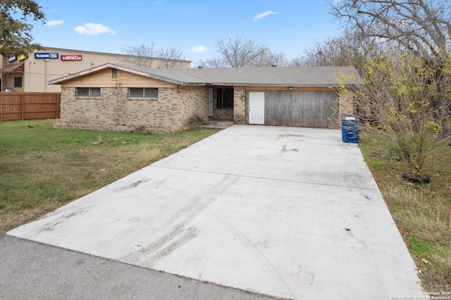 ranch-style home featuring a front yard