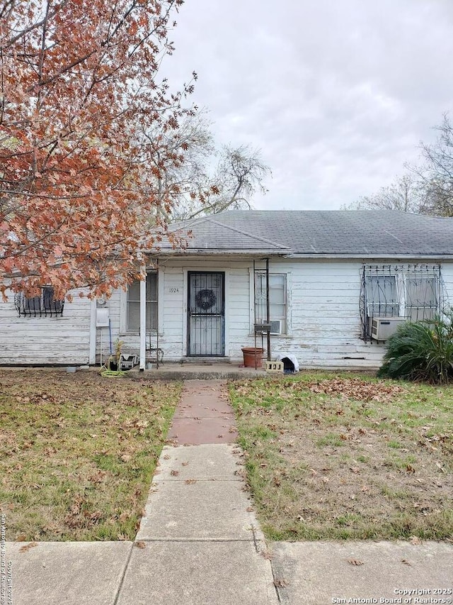 view of front facade featuring a front lawn