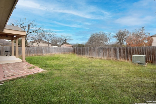 view of yard featuring a patio