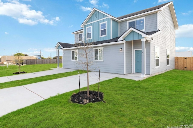 craftsman-style house featuring a front lawn