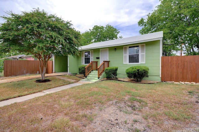 view of front facade with a front yard