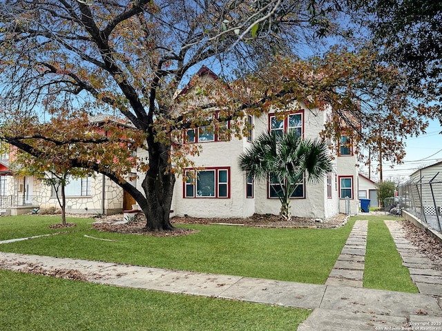 view of front of home featuring a front yard