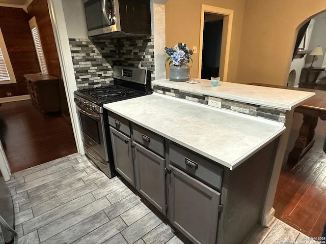 kitchen featuring appliances with stainless steel finishes, tasteful backsplash, and gray cabinets