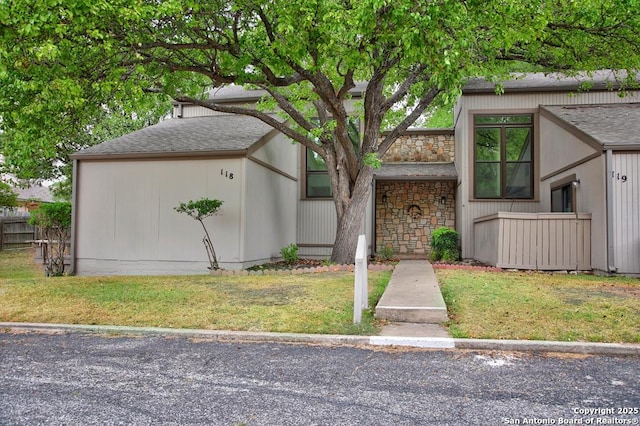 view of front of home with a front lawn