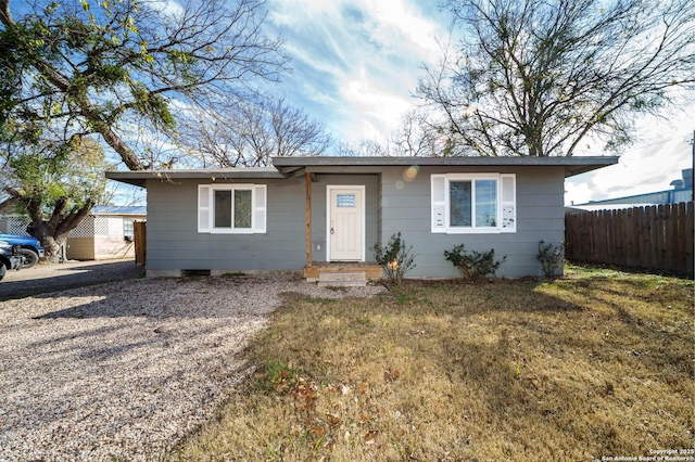 view of front of property featuring a front yard