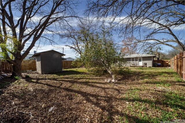 view of yard with a shed