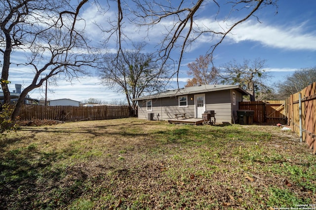 back of house featuring a lawn